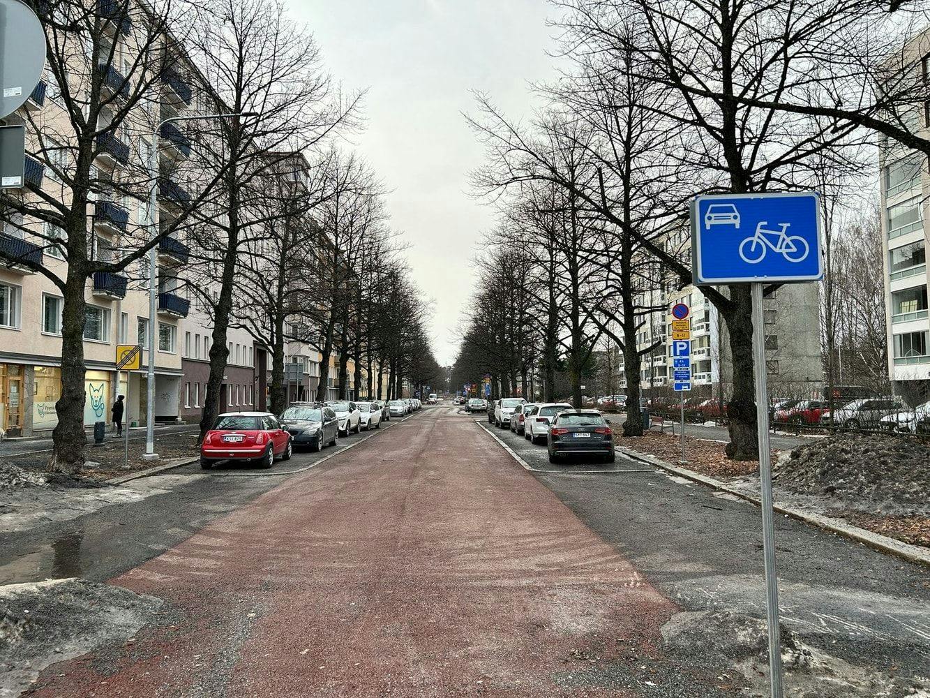 Amurissa Sotkankadulla pyörät ja autot ajavat jo nyt sulassa sovussa. Jalkakäytävät ovat pyhitetty jalankulkuun. Aamulehti vastustaa kehitystä pääkirjoituksessaan.