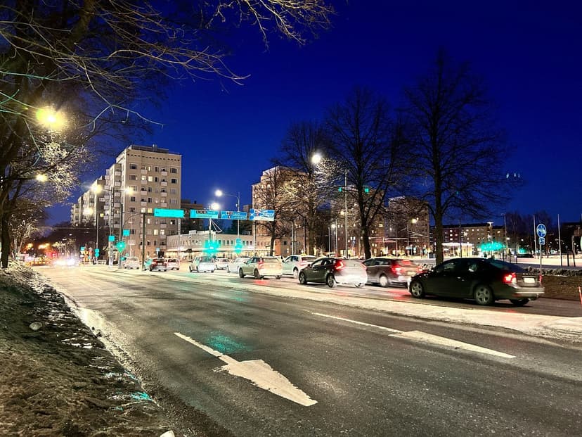 Selvitin paljonko Sammon risteyksen läpi kulkee ihmisiä autoilla, pyörillä, kävellen, julkisilla